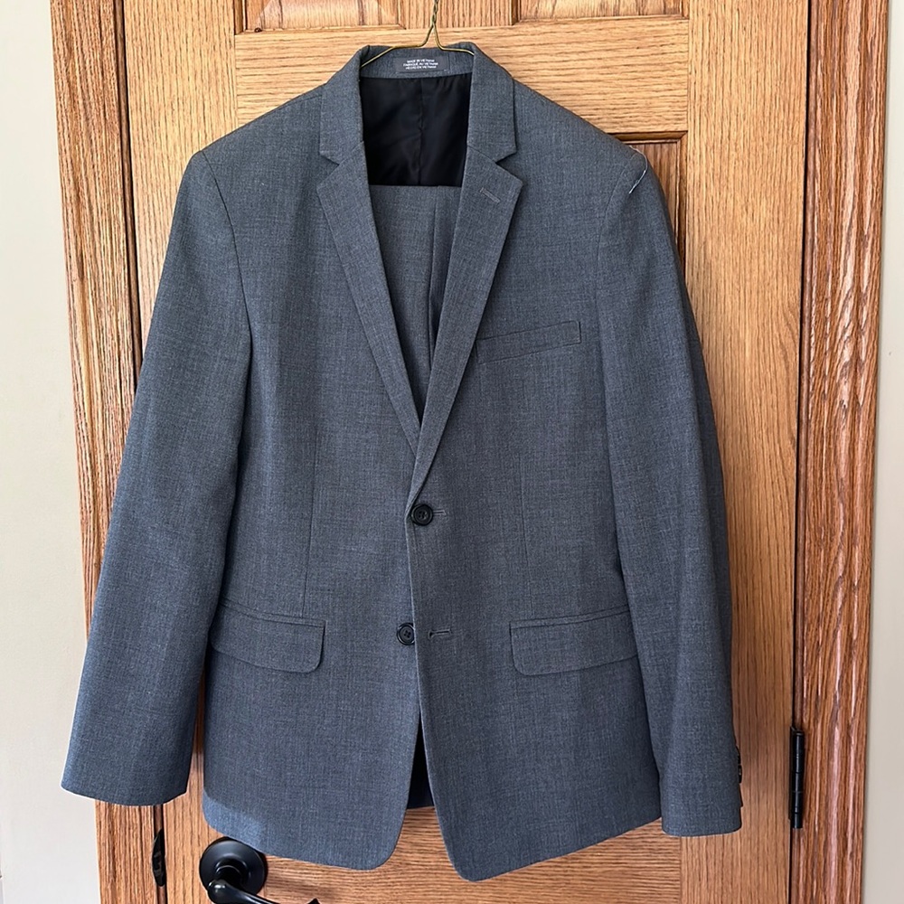 Boy’s Gray Van Heusen Flex Suit. Size 16.